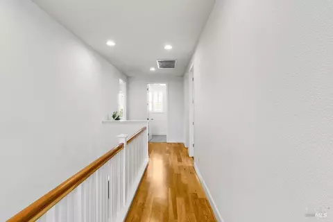 Entry Way - 6375 Newhaven Ln, Vallejo, CA 94591 photo 7 of 8