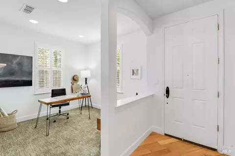Entry Way - 6375 Newhaven Ln, Vallejo, CA 94591 photo 2 of 8