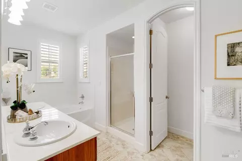 Bath - 6375 Newhaven Ln, Vallejo, CA 94591 photo 2 of 6