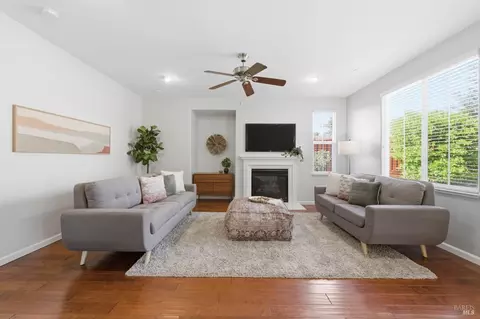 Living - 960 Capitola Dr, Napa, CA 94559 photo 4 of 6