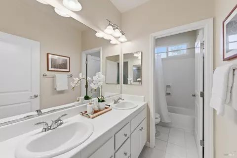Bath - 960 Capitola Dr, Napa, CA 94559 photo 3 of 3