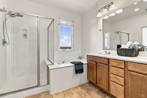 Bath - 634 Jade St, Petaluma, CA 94952 photo 2 of 3