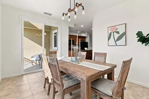 Dining - 634 Jade St, Petaluma, CA 94952 photo 2 of 3