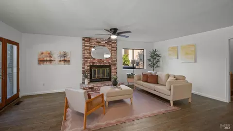 Living - 140 Shetland Ct, Vallejo, CA 94591 photo 6 of 10
