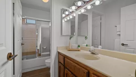 Bath - 140 Shetland Ct, Vallejo, CA 94591 photo 3 of 7