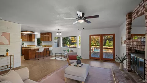 Living - 140 Shetland Ct, Vallejo, CA 94591 photo 9 of 10