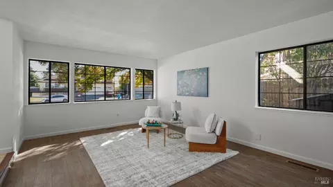 Living - 140 Shetland Ct, Vallejo, CA 94591 photo 4 of 10