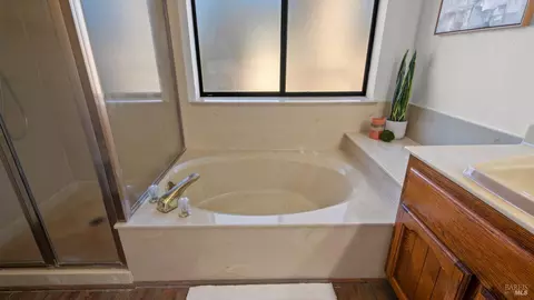 Bath - 140 Shetland Ct, Vallejo, CA 94591 photo 6 of 7