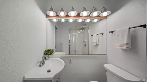 Bath - 140 Shetland Ct, Vallejo, CA 94591 photo 2 of 7