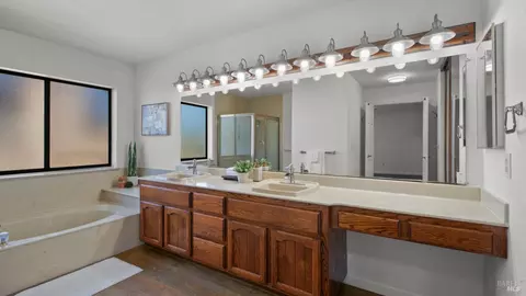 Bath - 140 Shetland Ct, Vallejo, CA 94591 photo 4 of 7