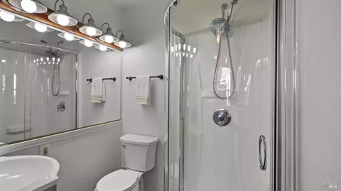 Bath - 140 Shetland Ct, Vallejo, CA 94591 photo 1 of 7