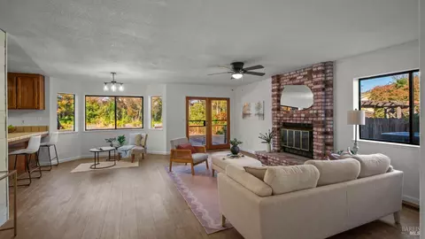 Living - 140 Shetland Ct, Vallejo, CA 94591 photo 8 of 10