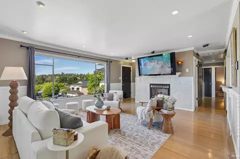 Living - 25 Sereno Pl, Vallejo, CA 94589 photo 1 of 3