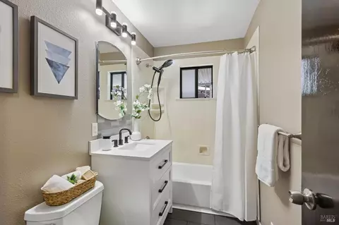 Bath - 25 Sereno Pl, Vallejo, CA 94589 photo 1 of 8
