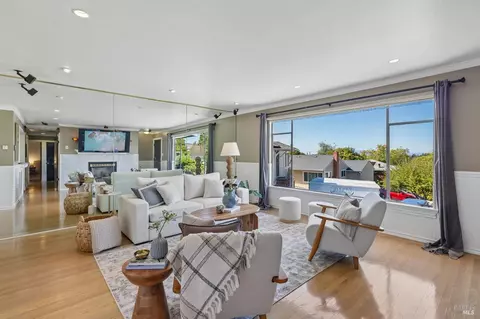 Living - 25 Sereno Pl, Vallejo, CA 94589 photo 2 of 3