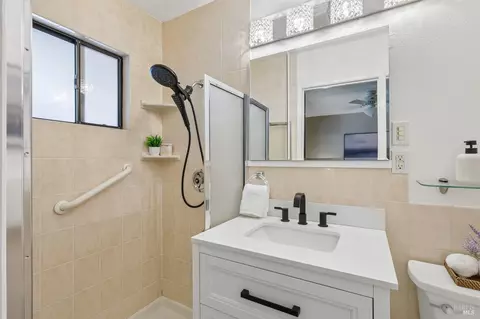 Bath - 25 Sereno Pl, Vallejo, CA 94589 photo 3 of 8