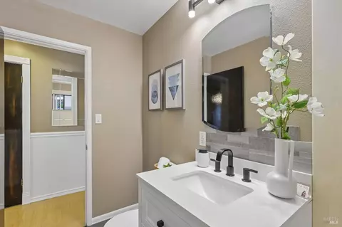 Bath - 25 Sereno Pl, Vallejo, CA 94589 photo 2 of 8