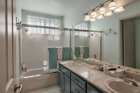 Bath - 413 Buena Tierra Ct, Windsor, CA 95492 photo 3 of 3