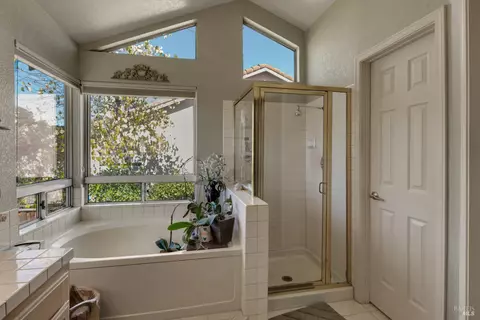 Bath - 413 Buena Tierra Ct, Windsor, CA 95492 photo 2 of 3