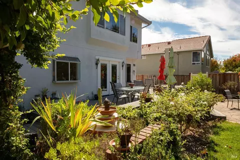 Exterior - 413 Buena Tierra Ct, Windsor, CA 95492 photo 2 of 12