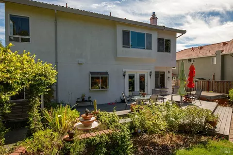 Exterior - 413 Buena Tierra Ct, Windsor, CA 95492 photo 3 of 12