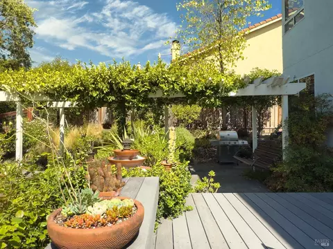 Exterior - 413 Buena Tierra Ct, Windsor, CA 95492 photo 5 of 12