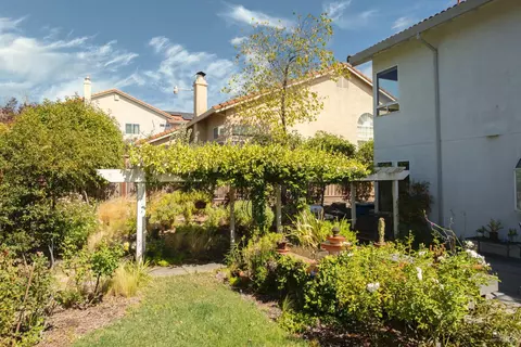 Exterior - 413 Buena Tierra Ct, Windsor, CA 95492 photo 6 of 12