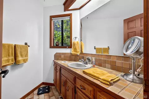 Bath - 819 Jonive Rd, Sebastopol, CA 95472 photo 1 of 8