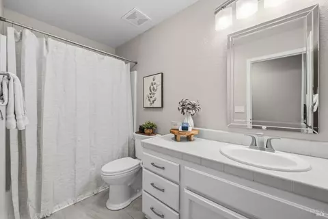 Bath - 3585 Tassajara Ct, Fairfield, CA 94533 photo 2 of 2
