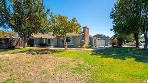 Exterior - 700 E A St, Dixon, CA 95620 photo 3 of 18