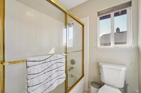 Bath - 316 Dominic Ct, Windsor, CA 95492 photo 5 of 5