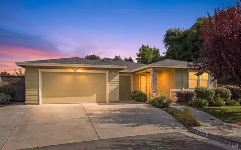6323 Pine Valley Dr, Santa Rosa, CA 95409