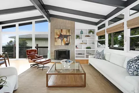Living - 1693 View Dr, San Leandro, CA 94577 photo 2 of 5