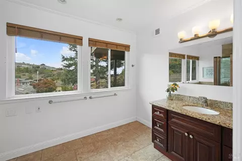Bath - 1693 View Dr, San Leandro, CA 94577 photo 4 of 5