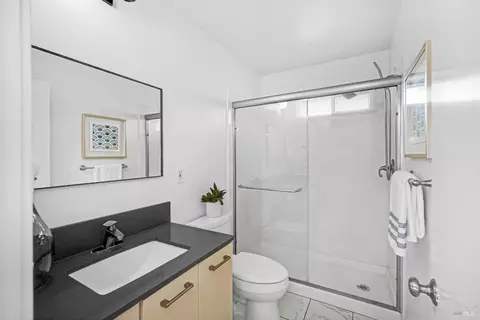 Bath - 1693 View Dr, San Leandro, CA 94577 photo 2 of 5