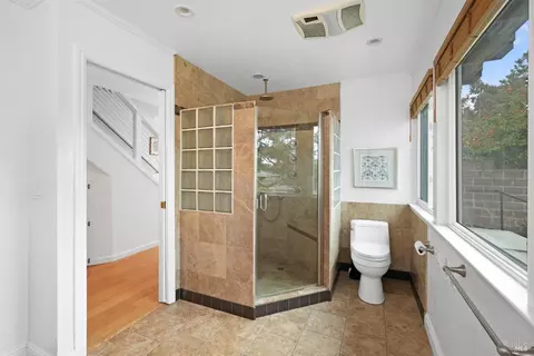 Bath - 1693 View Dr, San Leandro, CA 94577 photo 3 of 5