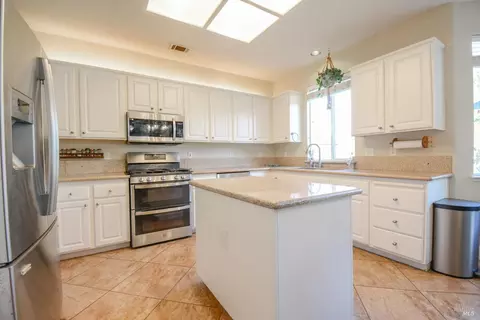 Kitchen - 740 Alexander Dr, Dixon, CA 95620 photo 2 of 5