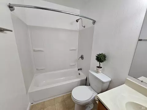 Bath - 2461 Oceanic Dr, Fairfield, CA 94533 photo 2 of 2