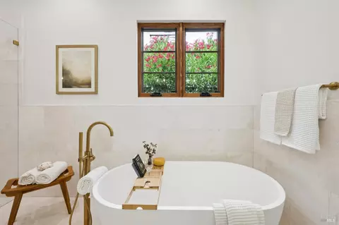 Bath - 660 Oak Ln, Sonoma, CA 95476 photo 3 of 7