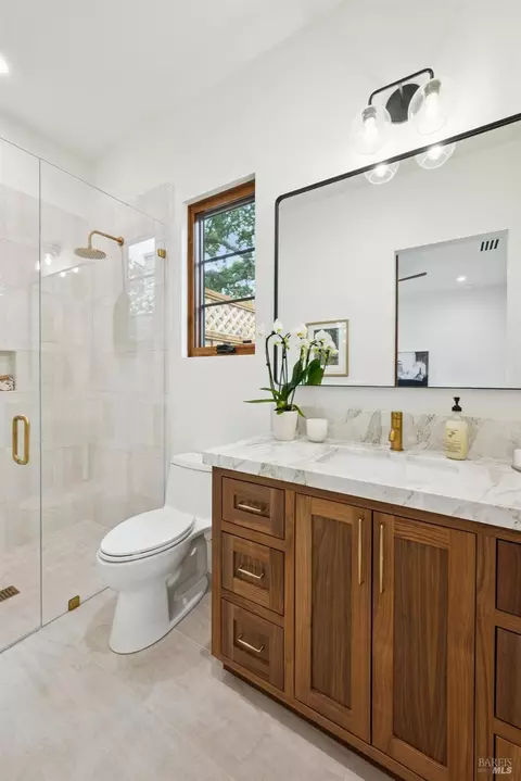 Bath - 660 Oak Ln, Sonoma, CA 95476 photo 6 of 7