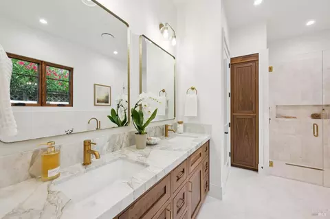 Bath - 660 Oak Ln, Sonoma, CA 95476 photo 2 of 7