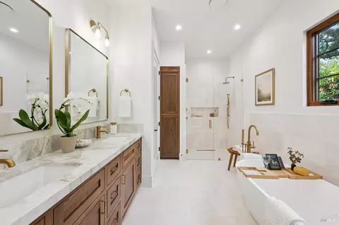 Bath - 660 Oak Ln, Sonoma, CA 95476 photo 1 of 7