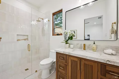 Bath - 660 Oak Ln, Sonoma, CA 95476 photo 5 of 7