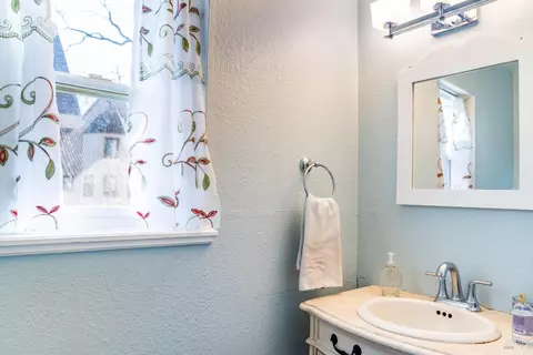 Bath - 32 Boxelder Ct, Napa, CA 94558 photo 1 of 18