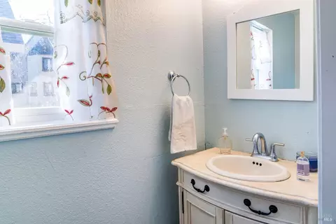 Bath - 32 Boxelder Ct, Napa, CA 94558 photo 4 of 18