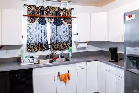 Kitchen - 32 Boxelder Ct, Napa, CA 94558 photo 6 of 9