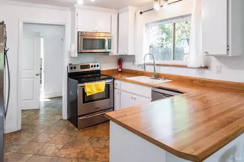 Kitchen - 32 Boxelder Ct, Napa, CA 94558 photo 2 of 9