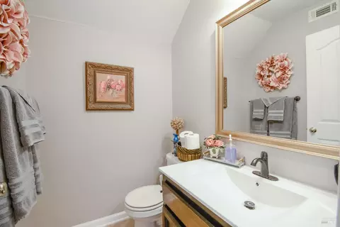 Bath - 635 Hansen Ct, Dixon, CA 95620 photo 1 of 5