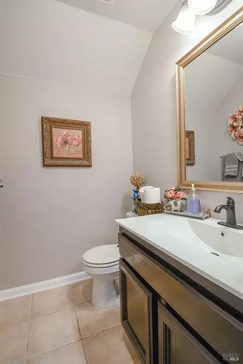 Bath - 635 Hansen Ct, Dixon, CA 95620 photo 2 of 5