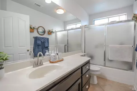 Bath - 635 Hansen Ct, Dixon, CA 95620 photo 5 of 5